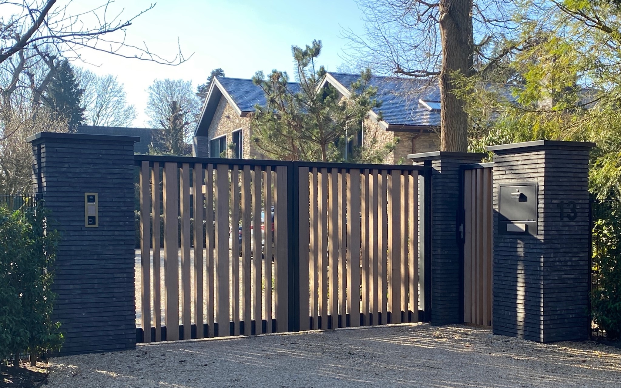 houten moderne poort met gemetselde palen
