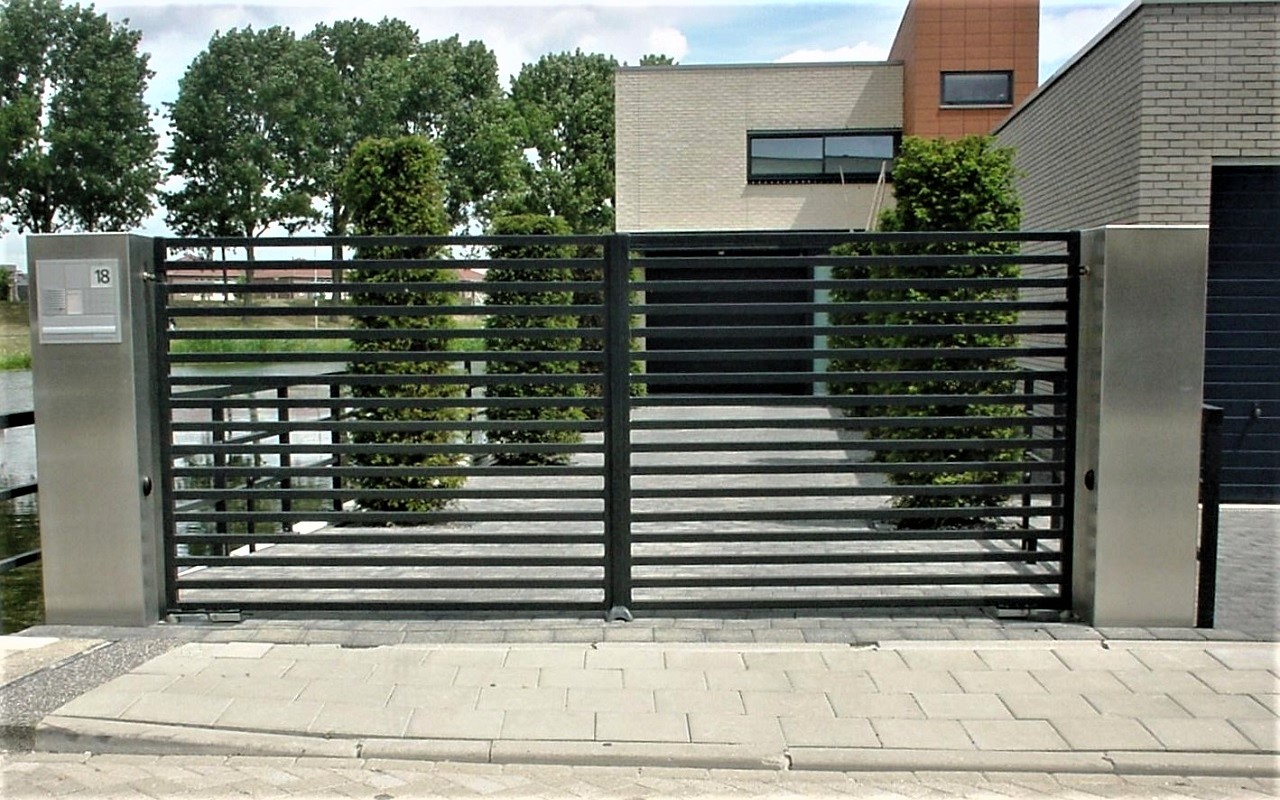 zwarte moderne poort met RVS palen