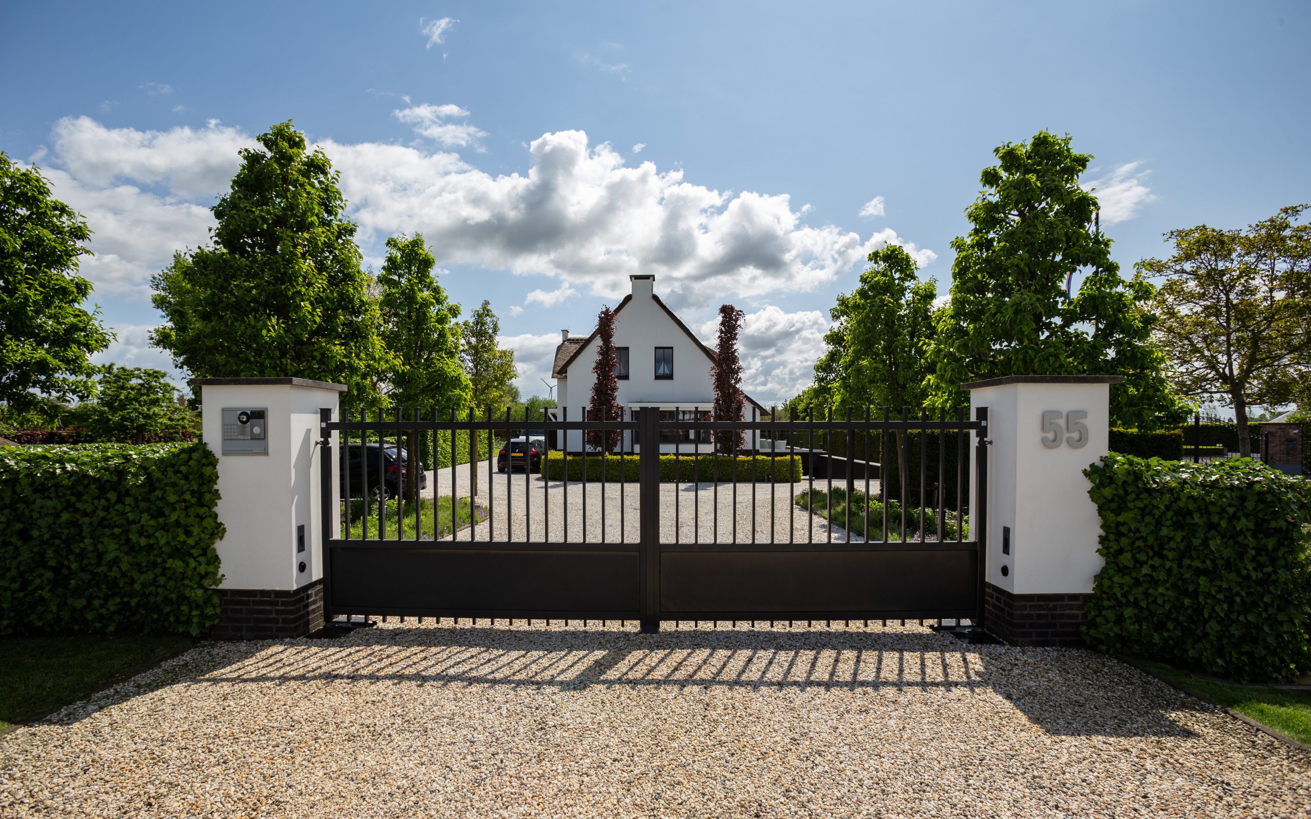 tijdloze zwarte poort met gestucte palen