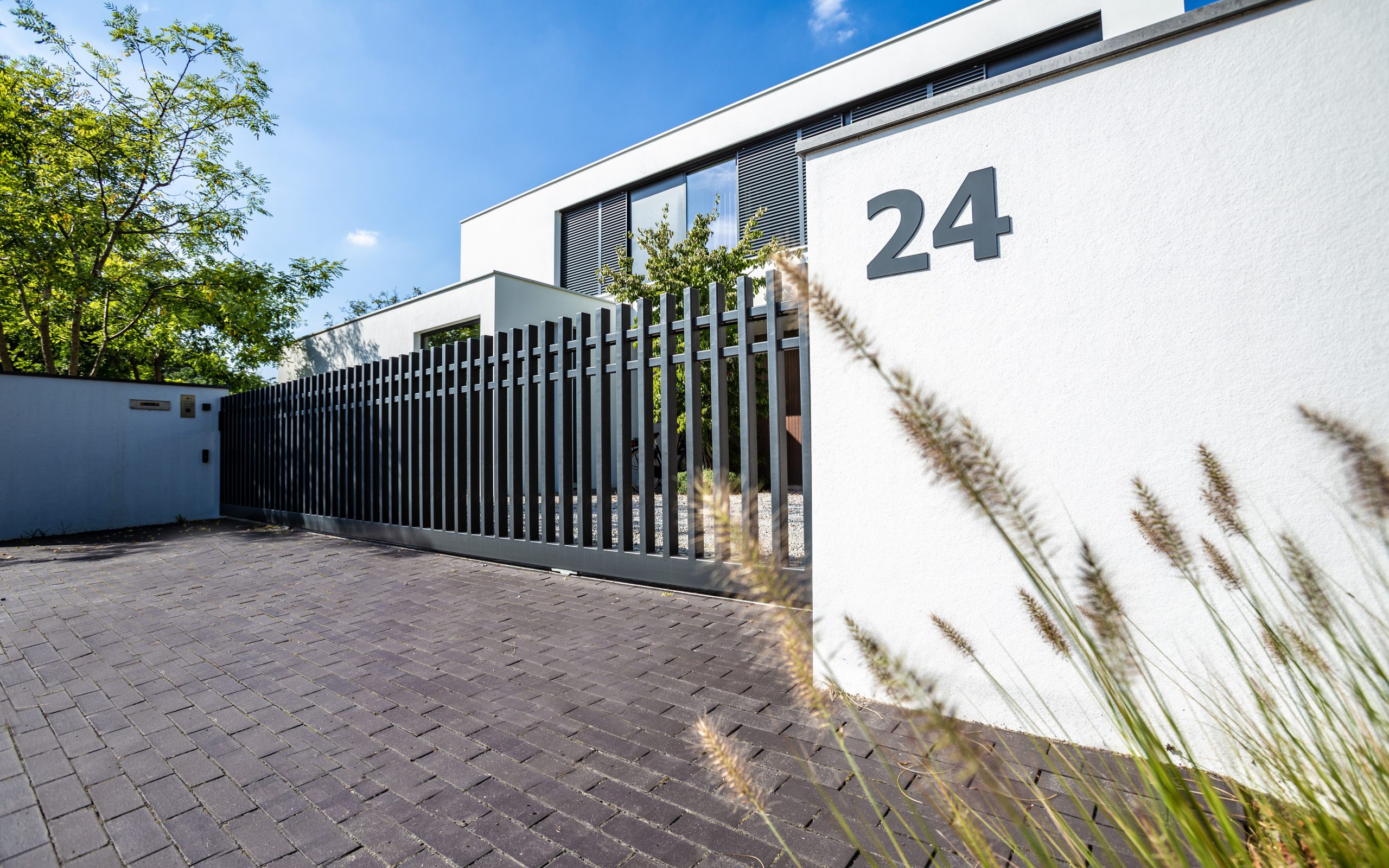 Moderne poort van DJS Hekwerken